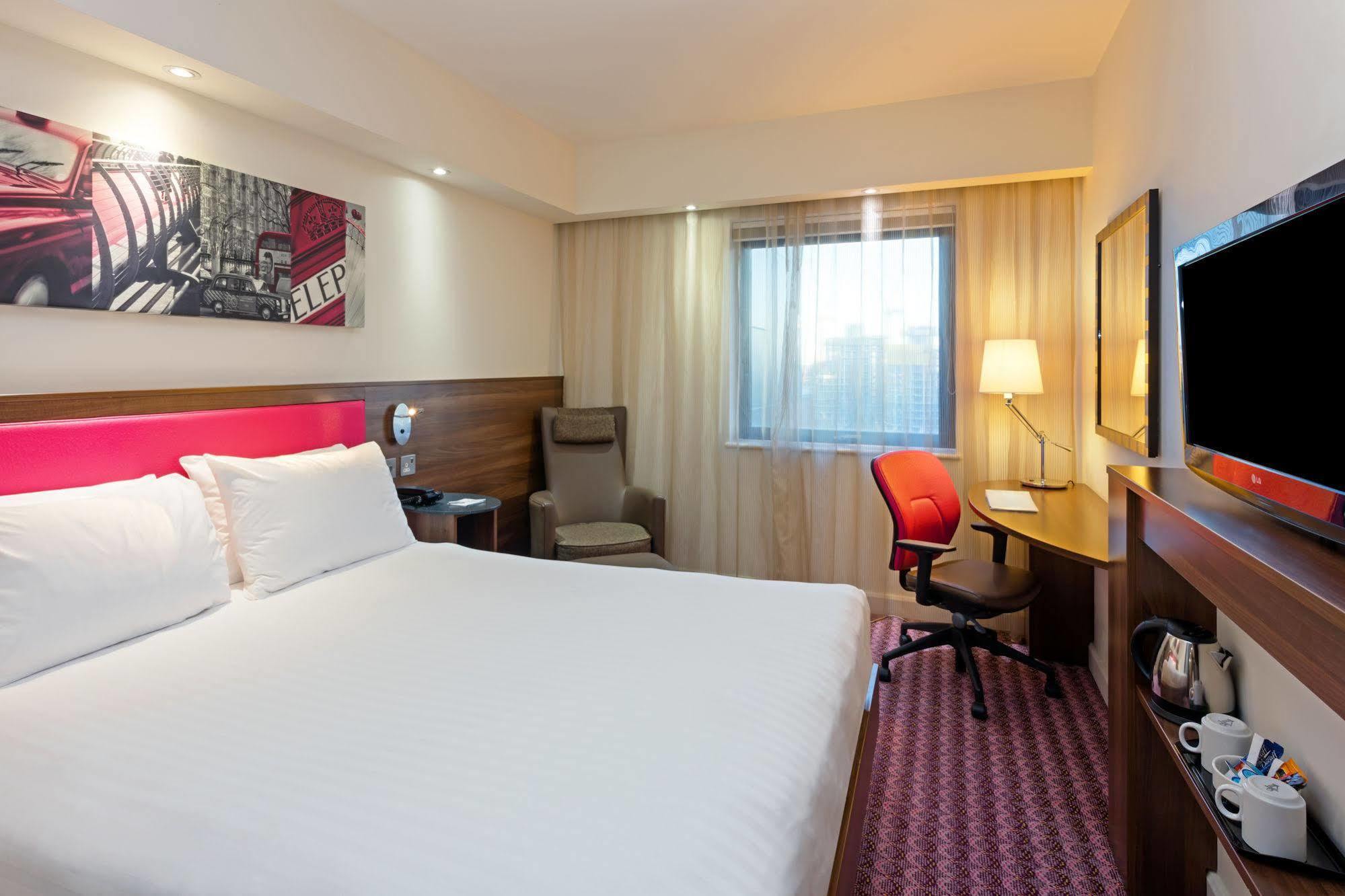 Hampton By Hilton London Croydon Hotel Екстериор снимка